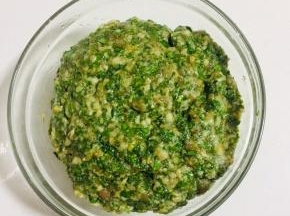 肉馅儿里面加入一勺肉馅儿调料，一勺蚝油，两勺生抽，少许红烧酱油，少许鸡精，适量香油顺时针方向搅拌上劲儿静置10分钟左右。