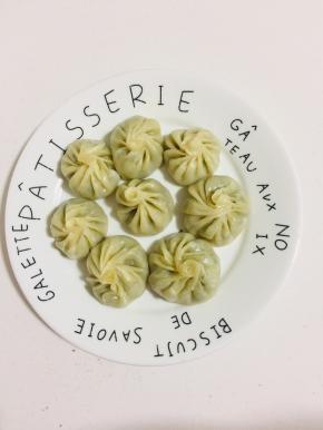 蒸好的迷你小笼包，刚好一口一个，鲜嫩多汁儿，小宝贝吃了好多呢！