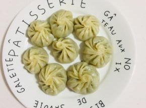 蒸好的迷你小笼包，刚好一口一个，鲜嫩多汁儿，小宝贝吃了好多呢！