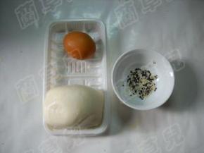 准备好馒头、鸡蛋、黑白芝麻。