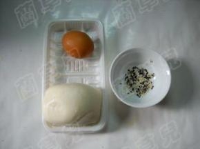 准备好馒头、鸡蛋、黑白芝麻。