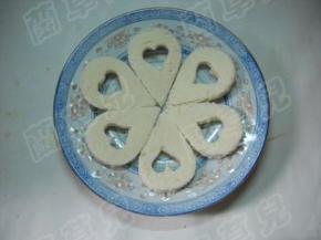 馒头切片，用模具切水滴片，中间切出心形。