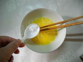 鸡蛋磕破于碗中，加适量盐，调匀。