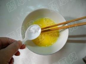 鸡蛋磕破于碗中，加适量盐，调匀。