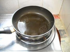 锅烧热，抹上一层油。