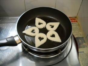 放入馒头片，小火慢慢煎制。