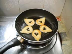 翻一面，煎至馒头片干脆。