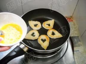 蛋液淋入馒头片中间心形处。