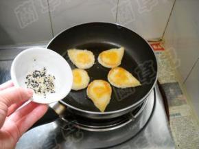 蛋液边缘凝固，撒入芝麻。