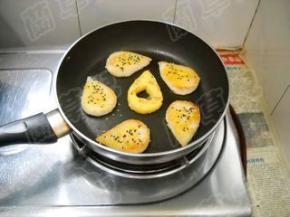 煎至蛋液凝固，馒头片酥黄。