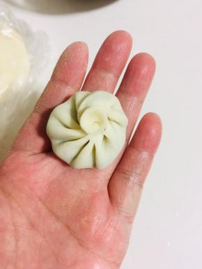 捏住一边，慢慢的向前捏出褶皱，最后收尾的时候捏紧旋转一下，一个漂亮的迷你小笼包就包好啦！