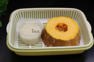 食材：南瓜、大米。其中南瓜要选择老南瓜，我家自己种的南瓜是现摘的，外皮金黄色，会粉甜。