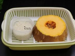 食材：南瓜、大米。其中南瓜要选择老南瓜，我家自己种的南瓜是现摘的，外皮金黄色，会粉甜。