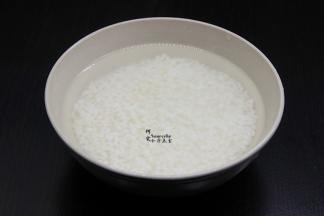 大米洗净，用清水浸泡20分钟，大米会变胖。浸泡的大米容易煮烂，软绵，粥会更加顺滑好吃。