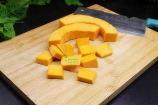 南瓜去皮、去籽、去瓜瓤，洗净切小块。这次煲粥选择的南瓜离南瓜蒂的地方，比较硬，煲粥的时候一起和米下锅煮。