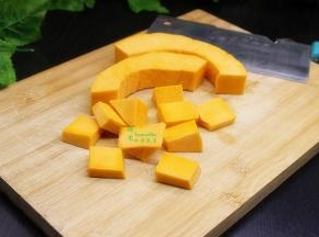 南瓜去皮、去籽、去瓜瓤，洗净切小块。这次煲粥选择的南瓜离南瓜蒂的地方，比较硬，煲粥的时候一起和米下锅煮。
