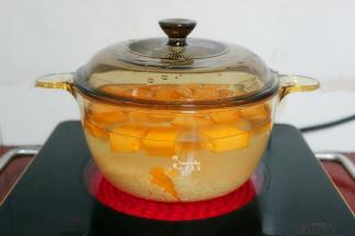 盖上盖子，大火煮沸之后，改为中小，慢煮50分钟。每个锅不同，熬煮时间略有不同。如果用砂锅煮，粥的口感会更加好。