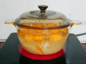 盖上盖子，大火煮沸之后，改为中小，慢煮50分钟。每个锅不同，熬煮时间略有不同。如果用砂锅煮，粥的口感会更加好。