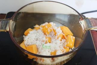 切好的南瓜块放入锅里，然后把米捞出沥干水，放入锅里，加适量的饮用水，水和大米的比例为1:6。