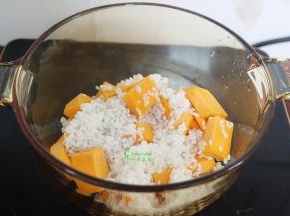切好的南瓜块放入锅里，然后把米捞出沥干水，放入锅里，加适量的饮用水，水和大米的比例为1:6。