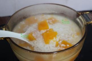 煮好的粥，焖10分钟，再开盖。南瓜搅拌一下就会碎，这个时候喜欢吃咸味的加点盐拌均，喜欢吃甜味的可以放糖拌均。