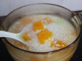 煮好的粥，焖10分钟，再开盖。南瓜搅拌一下就会碎，这个时候喜欢吃咸味的加点盐拌均，喜欢吃甜味的可以放糖拌均。