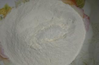 糖加入面粉中搅拌拌均匀