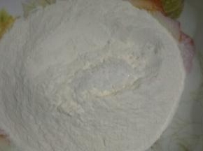 糖加入面粉中搅拌拌均匀