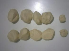 分出两个10克的小面团，其余分成8等份