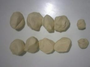 分出两个10克的小面团，其余分成8等份
