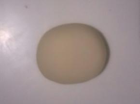 取白色面团，揉圆