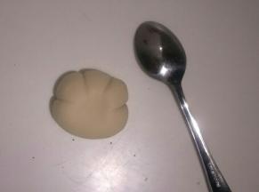 用勺子压出花纹，形成云朵模样