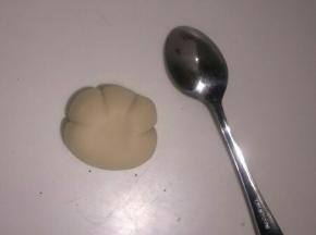 用勺子压出花纹，形成云朵模样