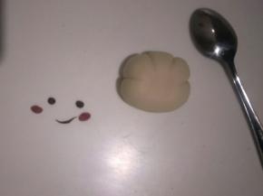 用两个颜色的面团分别制作出云朵的眼睛，嘴巴。腮红