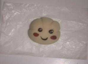 粘少量水装饰在云朵上，可以用一点点白色面团制作出眼珠装饰在云朵上。依次把其他面团做好