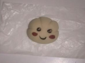 粘少量水装饰在云朵上，可以用一点点白色面团制作出眼珠装饰在云朵上。依次把其他面团做好