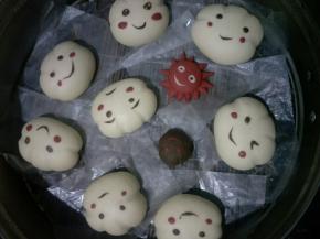 锅中倒冷水，开小火5分钟关火，水温39度左右。把云朵放入发酵20~30分钟(时间仅做参考，具体发酵至手指轻轻按下，面团慢慢回弹即可)。开大火，水开后再蒸20分钟左右，关火闷3~5分钟。