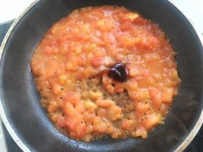 加入盐、蚝油跟酱油，边翻炒边用铲子压碎西红柿丁
