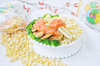 盘子内装入煮好的意面，装饰上鸡排跟西兰花，最后再淋上西红柿酱，美味的鸡排意面就可以吃啦