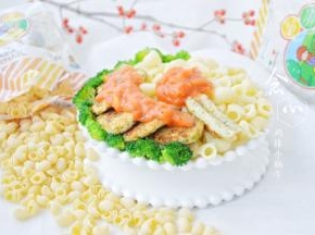 盘子内装入煮好的意面，装饰上鸡排跟西兰花，最后再淋上西红柿酱，美味的鸡排意面就可以吃啦