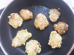 小火加热，将鸡排肉饼煎至两面颜色金黄即可取出
