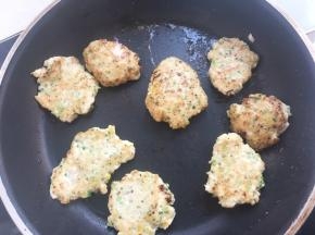 小火加热，将鸡排肉饼煎至两面颜色金黄即可取出
