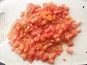 之后将西红柿切碎
