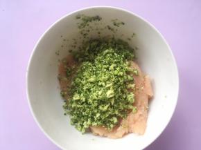 之后将切碎的西兰花碎装入容器内
