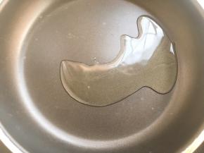 锅内加入一点植物油，小火加热
