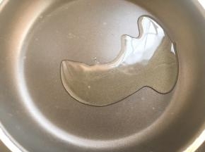 锅内加入一点植物油，小火加热
