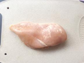 鸡胸肉洗干净，软化至没有冰叉

