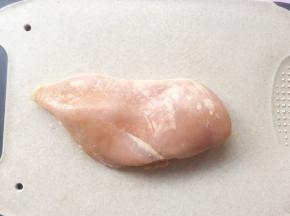 鸡胸肉洗干净，软化至没有冰叉
