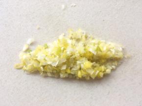 葱切碎末，装入容器
