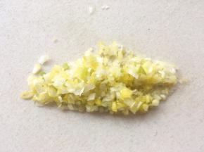 葱切碎末，装入容器
